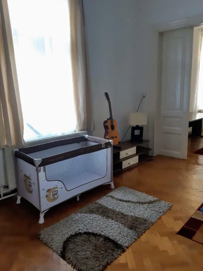 Inner City Apartment Дебрецен Экстерьер фото
