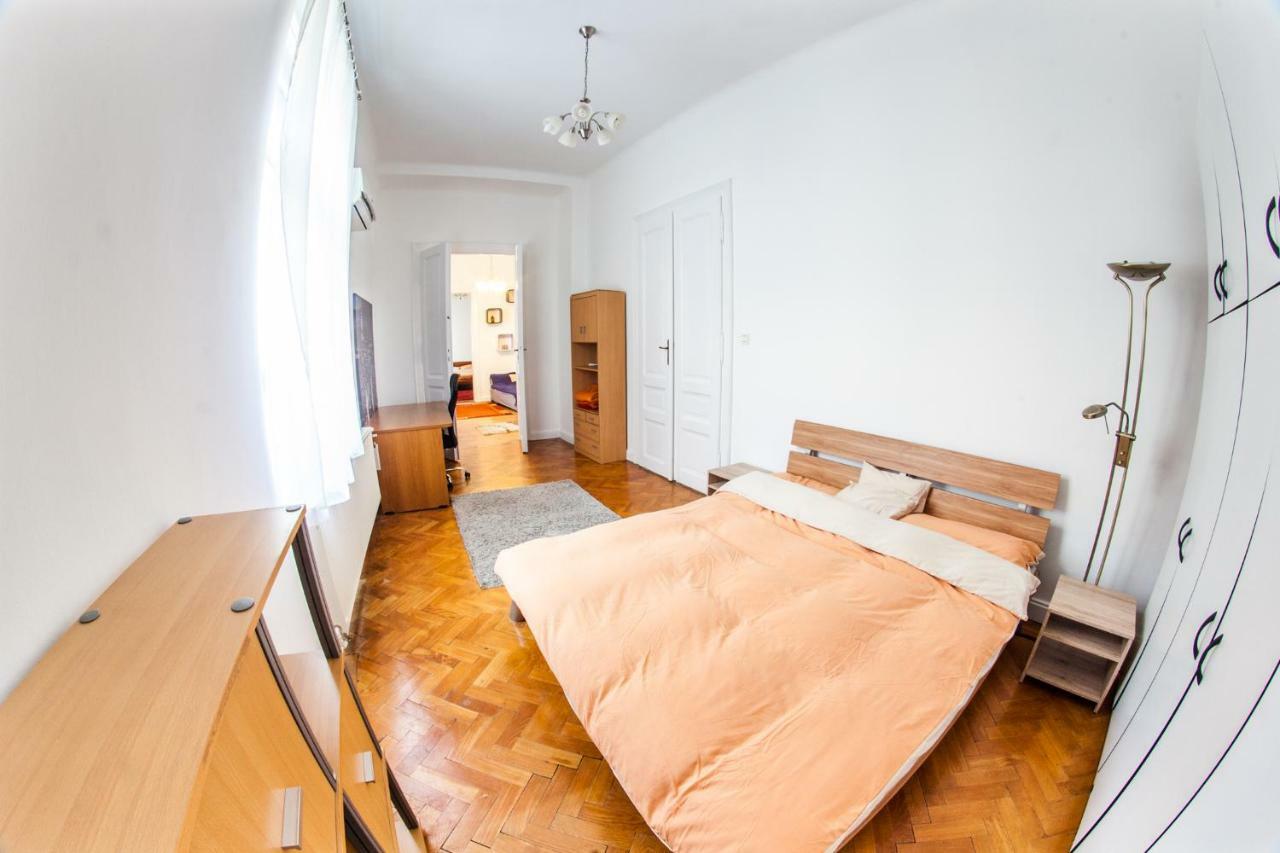 Inner City Apartment Дебрецен Экстерьер фото