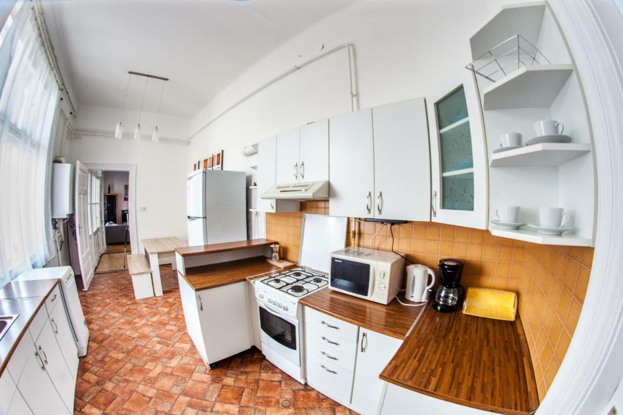 Inner City Apartment Дебрецен Экстерьер фото
