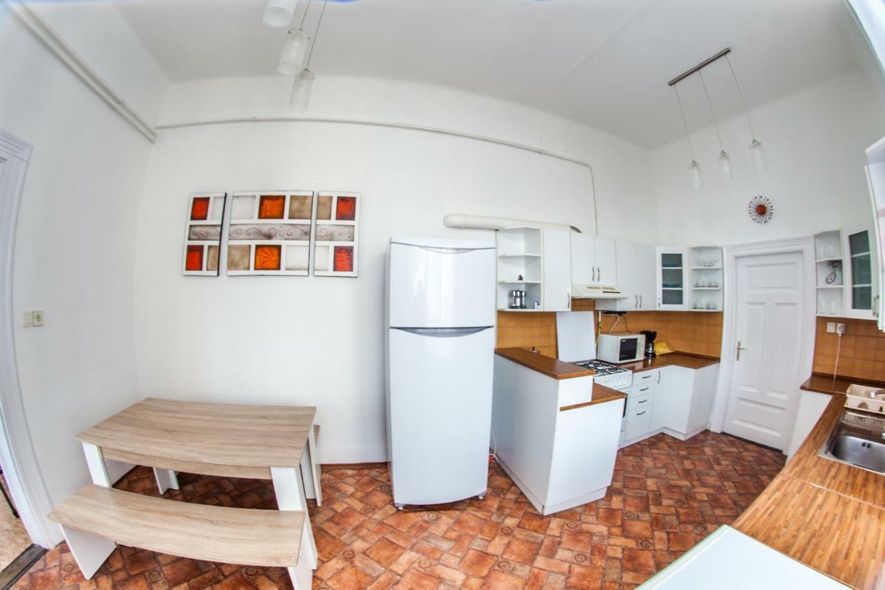 Inner City Apartment Дебрецен Экстерьер фото