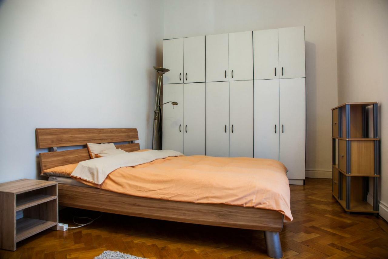 Inner City Apartment Дебрецен Экстерьер фото